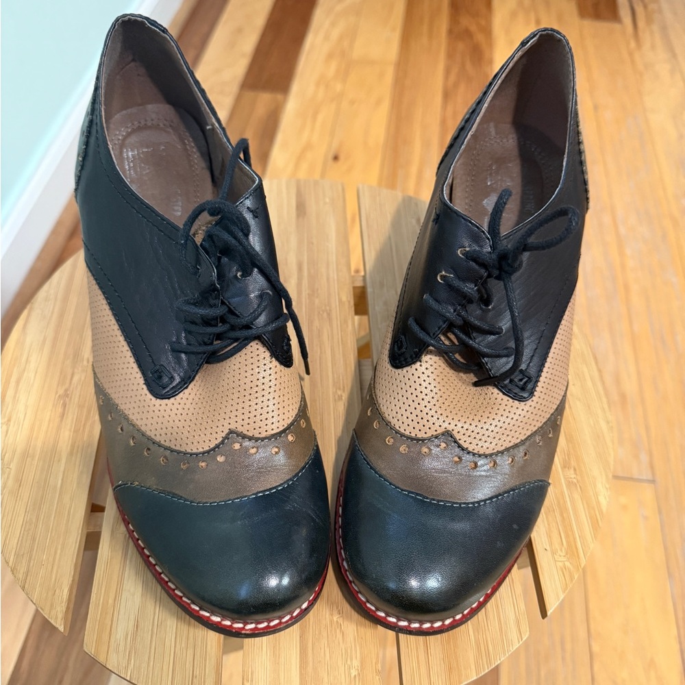 Two-Tone Lace-Up Women’s Heels in Black and Tan